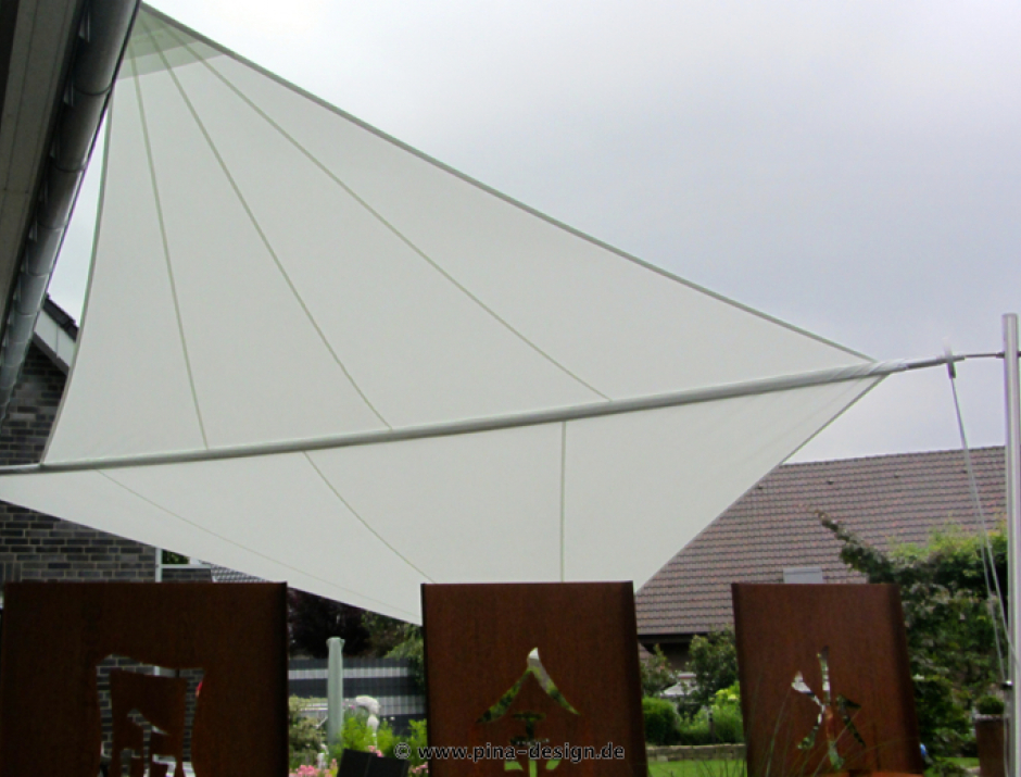 Sonnensegel manuell Dülmen 2M / 2W III. weißes Segel vor einem Haus