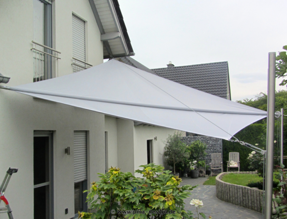 Sonnensegel manuell Erwitte I. 2M / 2W graues Segel vor einem Haus