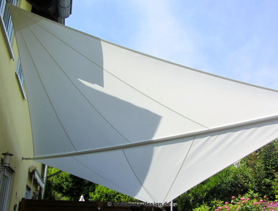 Sonnensegel manuell Grafschaft 2M / 2W I. weiß vor gelben Haus