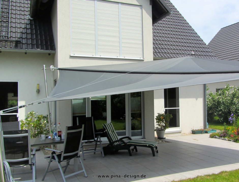 Sonnensegel manuell Hamm 3M / 1W II. graues Segel vor einem Haus