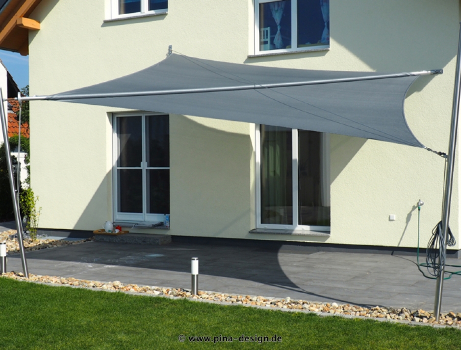 Sonnensegel manuell Uetze 2M / 2W I. Sonnensegel manuell Uetze 2M / 2W I. anthrazites Segel vor einem Haus