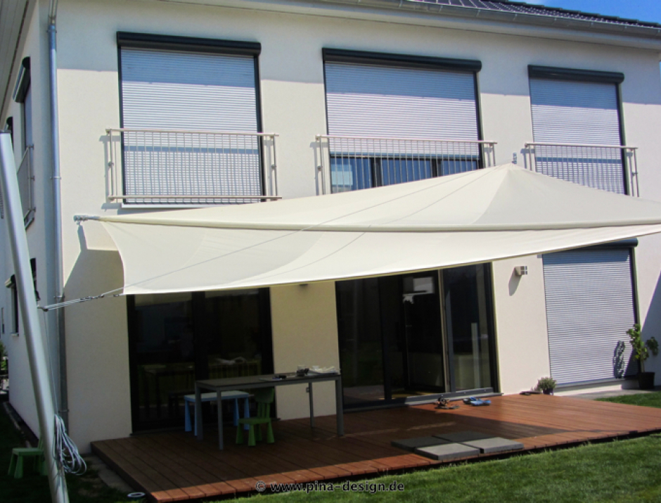 Sonnensegel manuell Hannover 2M / 2W II. in elfenbein vor einem Haus