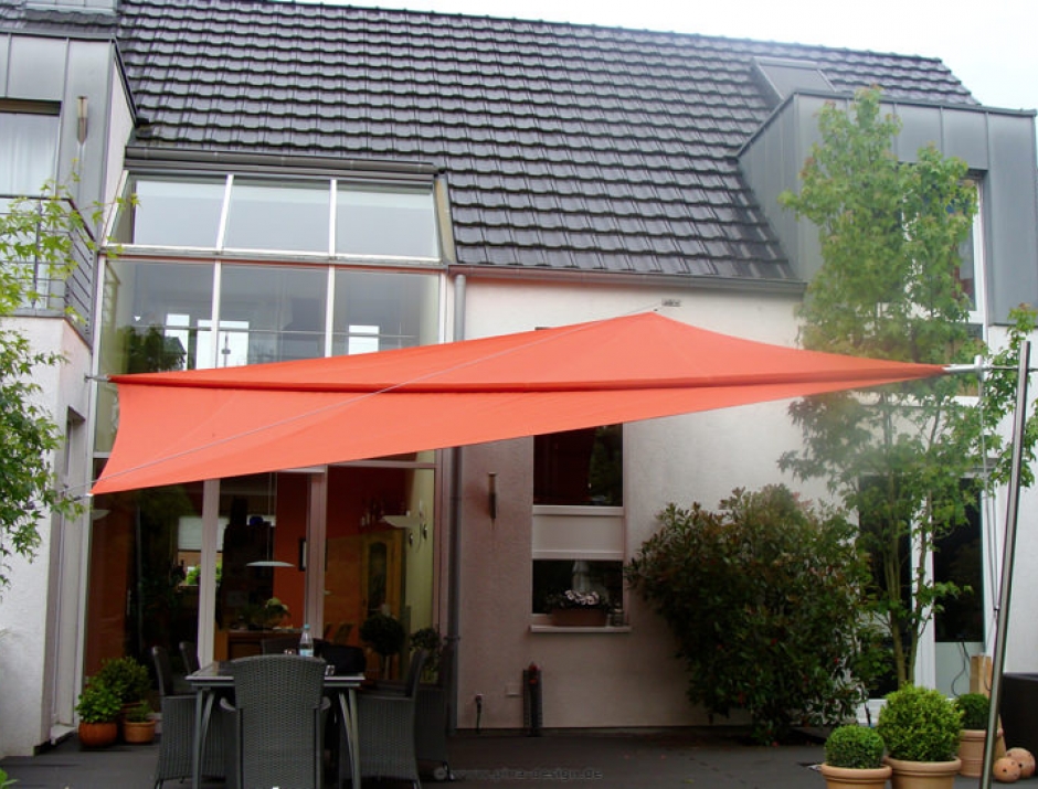 Sonnensegel manuell aufrollbar auf einer Terrasse in Mettmann