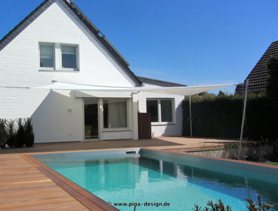 Sonnensegel manuell Mönchengladbach 3M / 1W weißes Segel vor einem weißen Haus