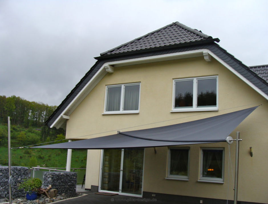 Olpe - Sonnensegel über Hausterrasse