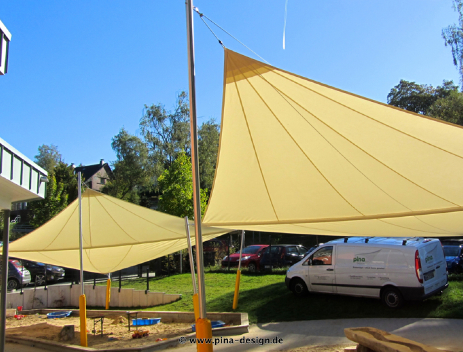 2 Sonnensegel manuell Wipperfürth 4M in elfenbein über einzelne Spielplätze