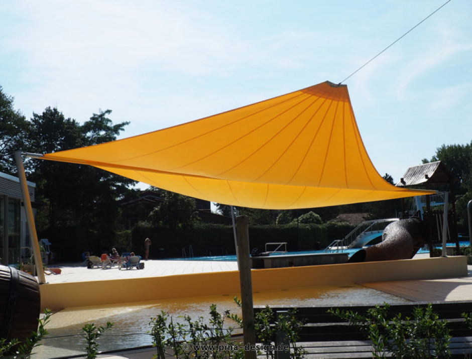 Sonnensegel elektrisch Burgdorf 4M oranges Segel über einer Terrasse im Freibad