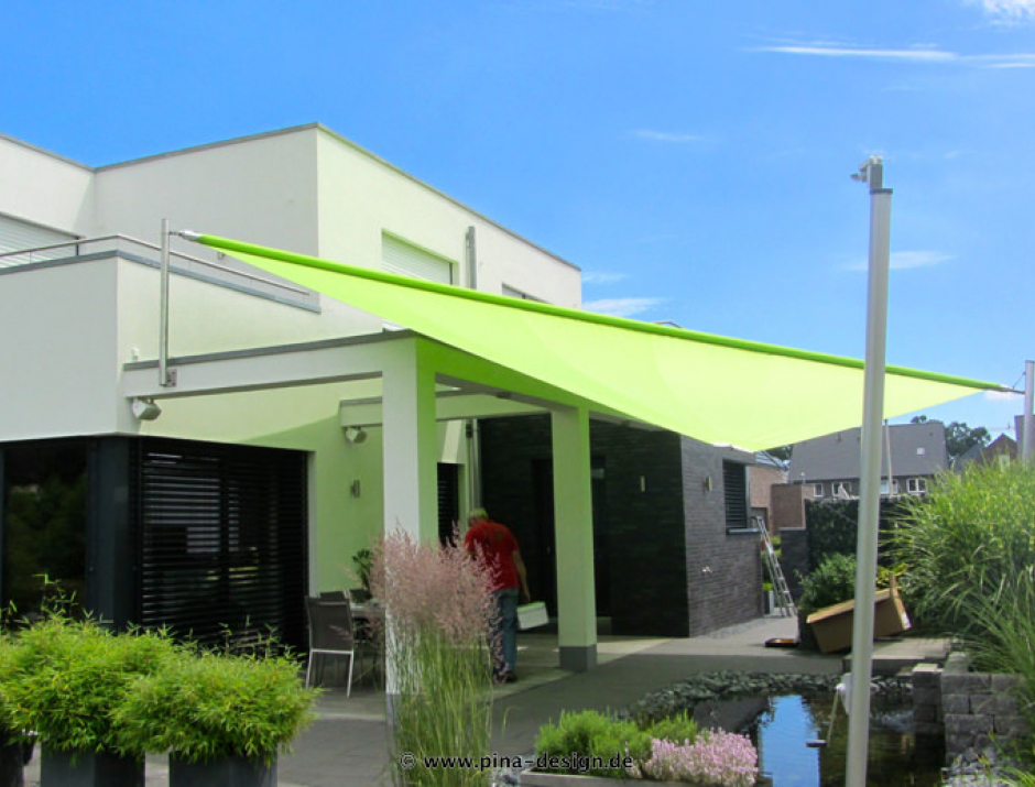 Sonnensegel elektrisch Greven 2M / 2W I. grünes Sonnensegel vor einem weißen Haus