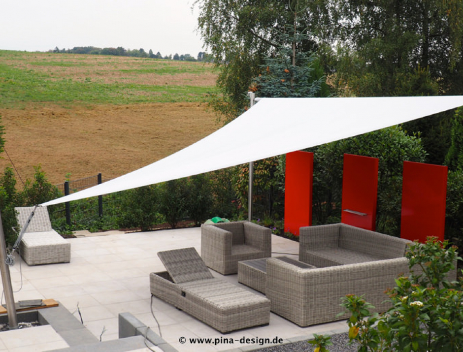 Sonnensegel elektrisch Mettmann 3M I. graues Segel über einer Steinterrasse