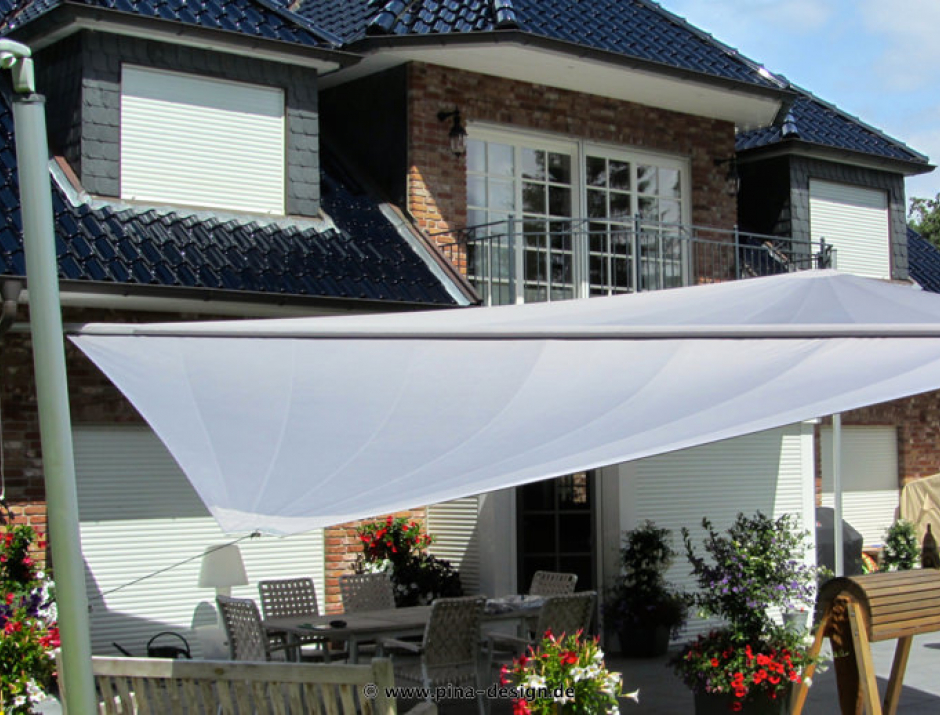 Sonnensegel elektrisch Trittau 3M / 1W II. graues Segel vor einem Haus