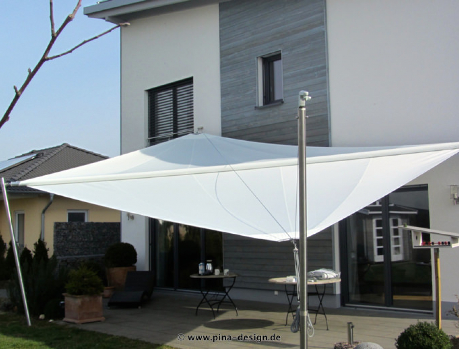 Sonnensegel elektrisch Vallender 3M / 1W weißes Sonnensegel vor einem Haus