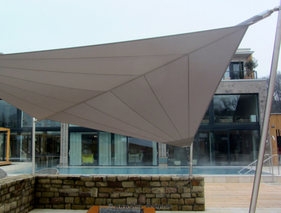 Sonnensegel elektrisch Schermbeck 4M I. brauenes Segel über einer Terrasse
