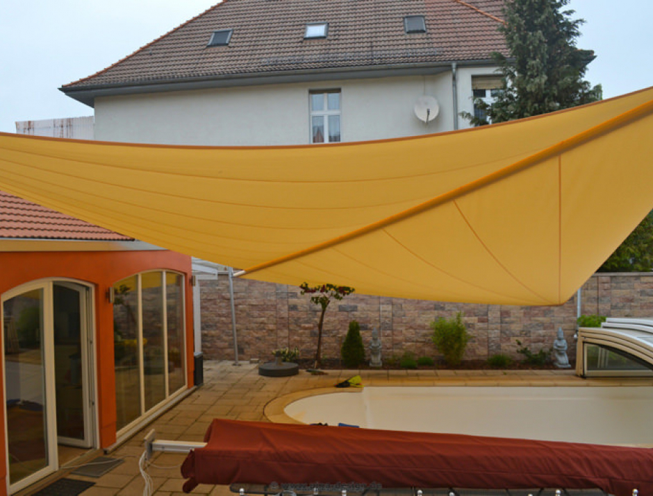 Halberstadt. – Sonnensegel über Pool Anlage