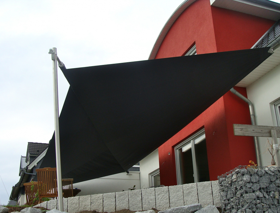 Sonnensegel - elektrisch - in Westfalen in anthrazit vor rot-weißem Haus