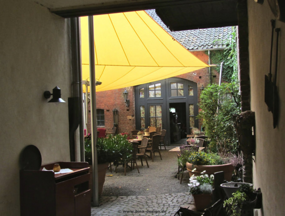 Xanten Sonnensegel im Hof des Gotischen Hauses