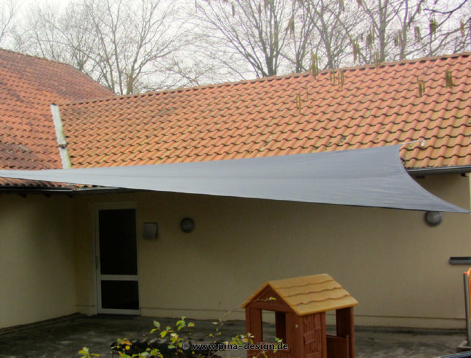 Sonnensegel feststehend Ahlen 1M / 2W I. anthrazites Segel vor einem Haus