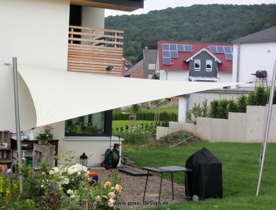 Sonnensegel feststehend Bovenden 2M / 1W in elfenbein vor einem Haus