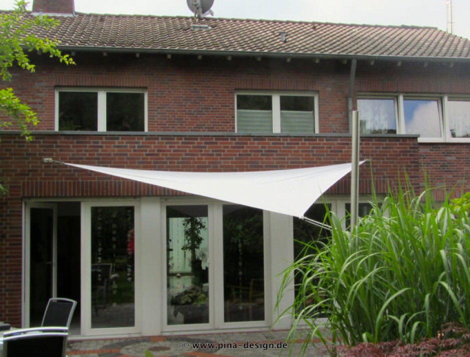 Sonnensegel feststehend Dortmund 1M / 2W I. weißes Segel vor einem Haus