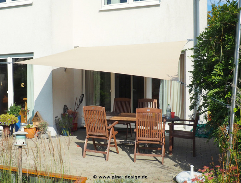 Sonnensegel feststehend Dortmund 2M / 2W II. in elfenbein vor einem weißen Haus