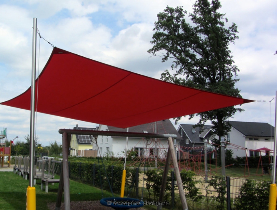 Sonnensegel feststehend Dortmund 4M III. Sonnensegel feststehend Dortmund 4M III. rotes Segel über einen Spielplatz