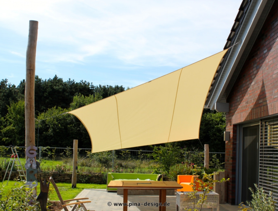 Sonnensegel feststehend Drensteinfurt 3M / 1W IV. Sonnensegel feststehend Drensteinfurt 3M / 1W IV. in champagner vor einem Haus