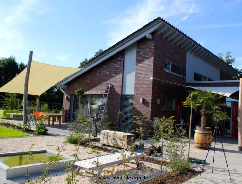 2 Sonnensegel feststehend Drensteinfurt 3M / 1W & 1M / 2W I. 2 Sonnensegel feststehend Drensteinfurt 3M / 1W & 1M / 2W I. in champagner und weiß vor einem Haus