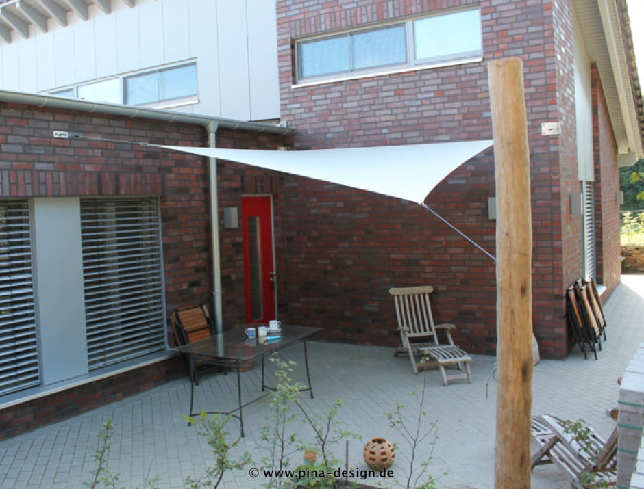 Sonnensegel feststehend Drensteinfurt 1M / 2W II. Sonnensegel feststehend Dortmund 1M / 2W II. weißes Segel vor einem Haus