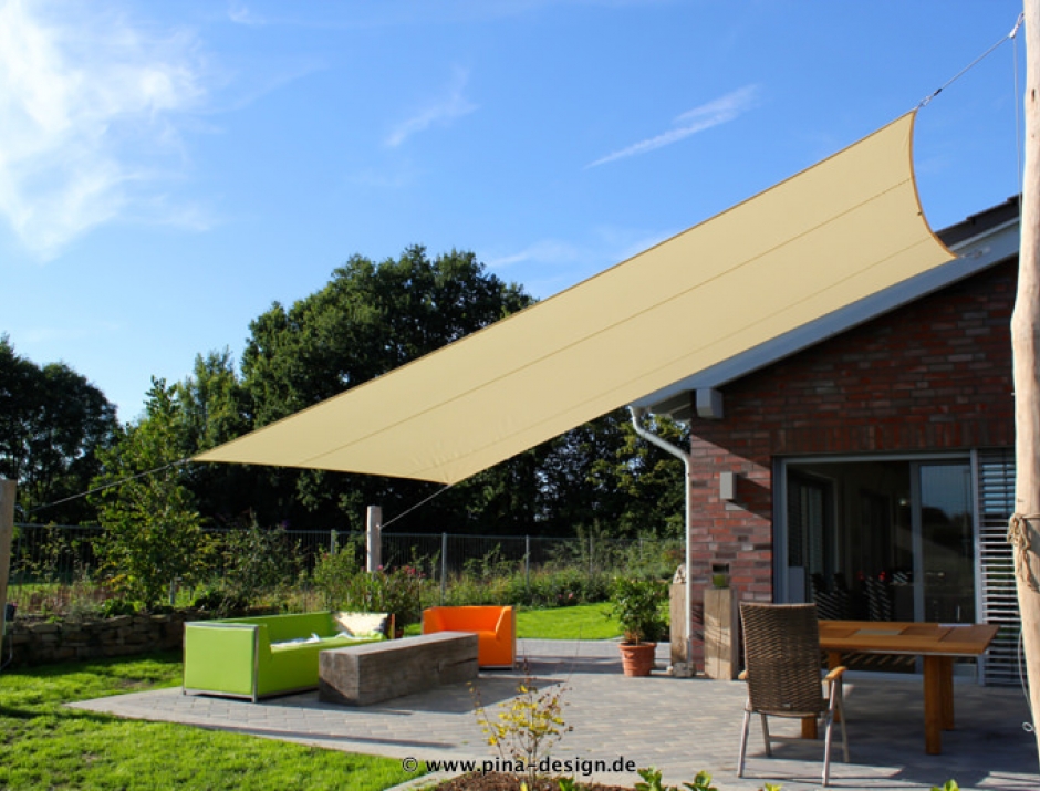 Sonnensegel feststehend Drensteinfurt 3M / 1W III. Sonnensegel feststehend Drensteinfurt 3M / 1W III. in champagner vor einem Haus