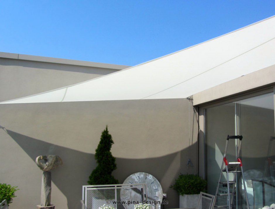 Sonnensegel feststehend Düsseldorf 3W I. in elfenbein vor einem Haus