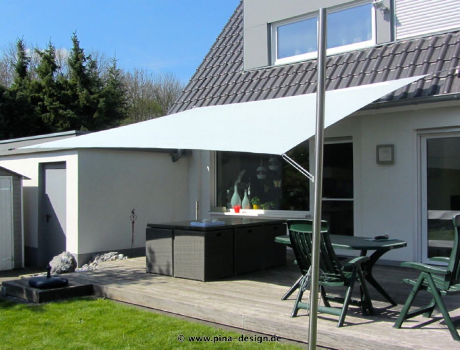 Sonnensegel feststehend Hamm 2M / 2W II. Sonnensegel feststehend Hamm 2M / 2W II. graues Segel vor einem weißen Haus