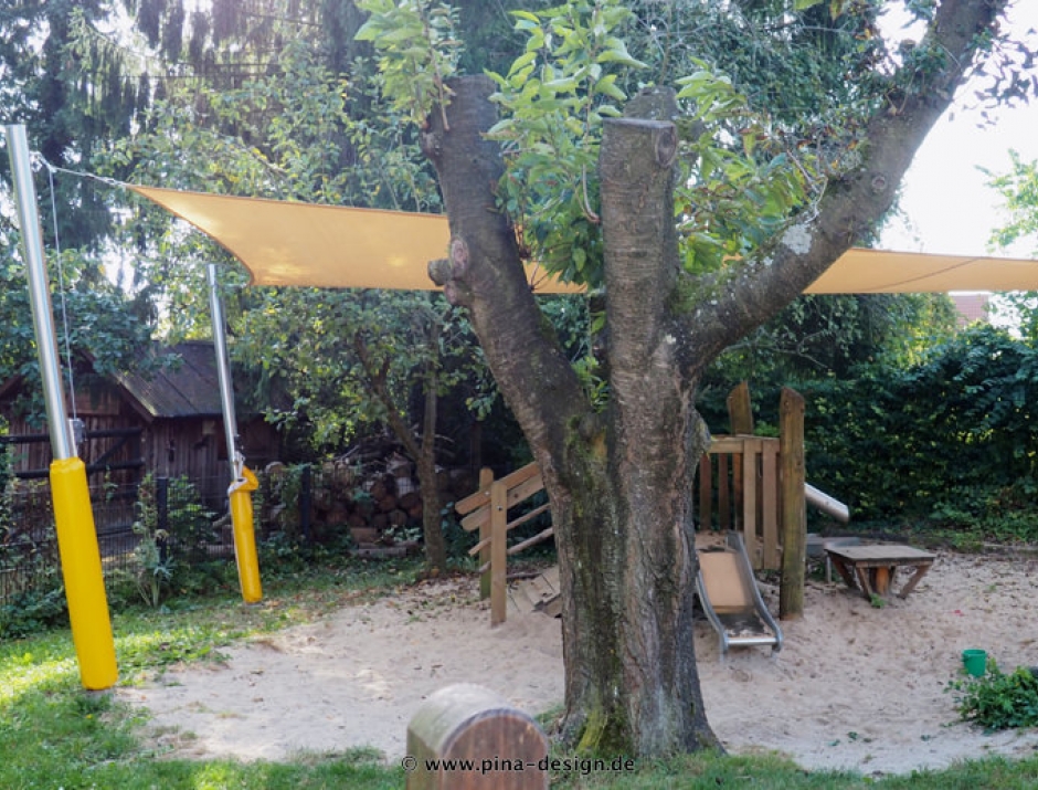 Sonnensegel feststehend Laer 4M Sonnensegel feststehend Laer 4M oranges Segel über einen Spielplatz
