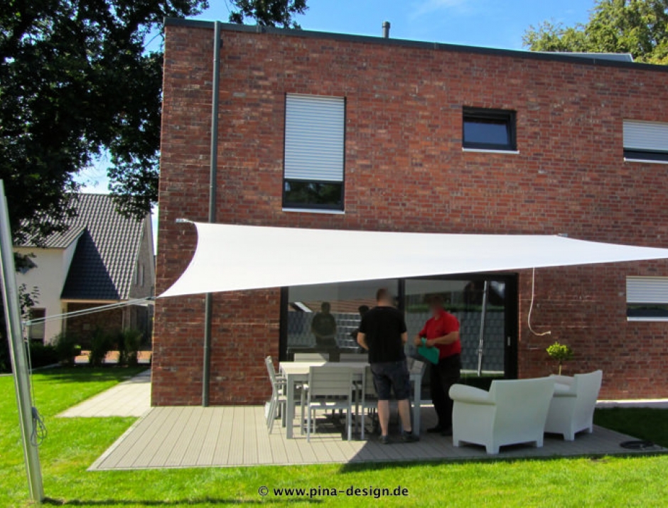 Sonnensegel feststehend Lingen 2M / 2W Sonnensegel feststehend Lingen 2M / 2W graues Segel vor einem Haus