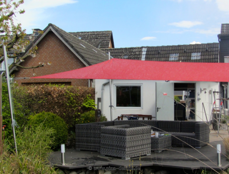 Sonnensegel feststehend Münster 4M III. Sonnensegel feststehend Münster 4M III. rotes Segel über einer Gartenterrasse