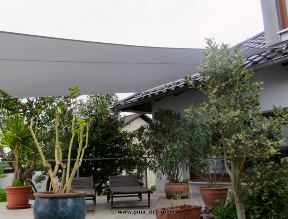 Sonnensegel feststehend Neuenrade 2M / 2W Sonnensegel feststehend Neuenrade 2M / 2W graues Segel vor einem weißen Haus