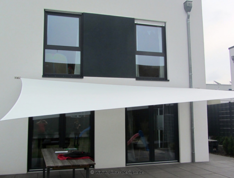 Sonnensegel feststehend Oelde 2M / 2W II. Sonnensegel feststehend Oelden 2M / 2W II. weißes Segel vor einem weißen Haus