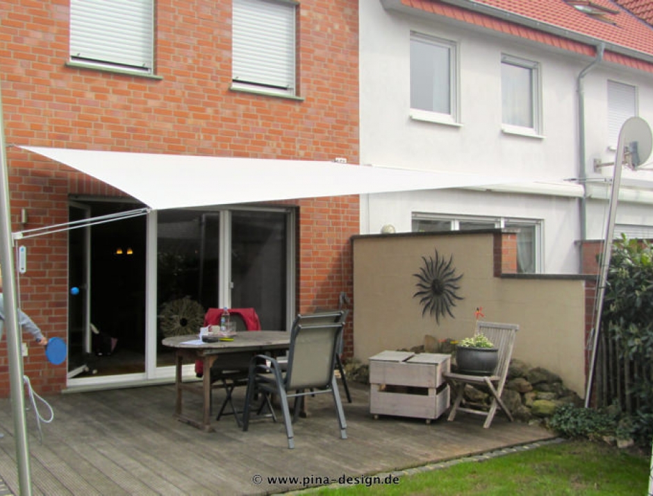 Sonnensegel feststehend Oelde 2M / 2W IV. Sonnensegel feststehend Oelde 2M / 2W IV. weißes Segel vor einem Haus