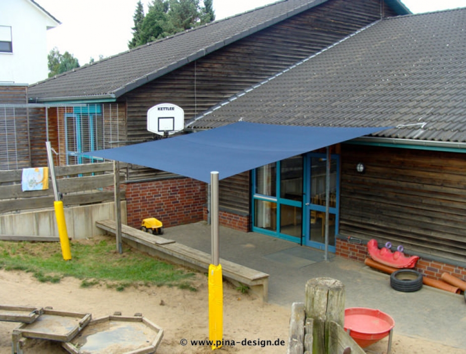 Sonnensegel feststehend Pulheim 2M / 2W I. Sonnensegel feststehend Pulheim 2M / 2W I. blaues Segel vor einem Haus