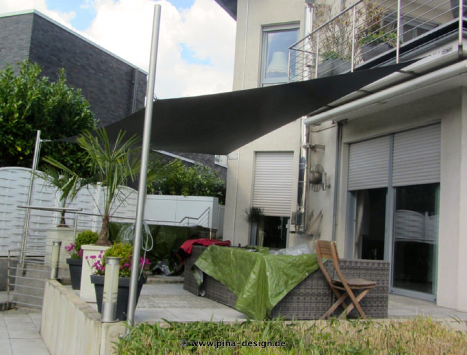 Sonnensegel feststehend Recklinghausen 2M / 2W Sonnensegel feststehend Recklinghausen 2M / 2W anthrazites Segel vor einem Haus