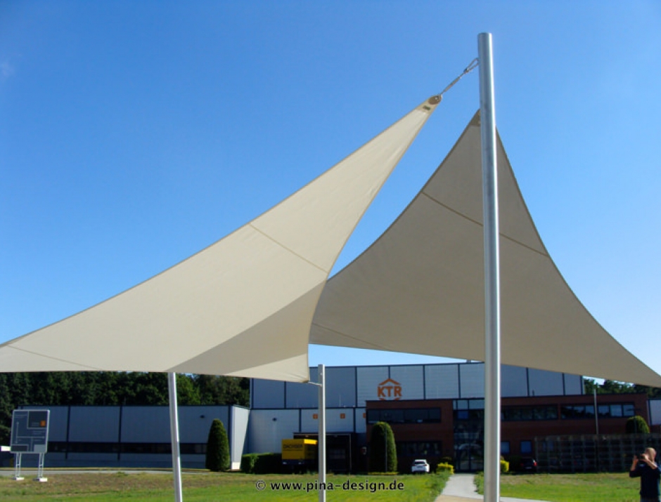 2 Sonnensegel feststehend Rheine 3M I. 2 Sonnensegel feststehend Rheine 3M I. in elfenbei über einer Terrasse