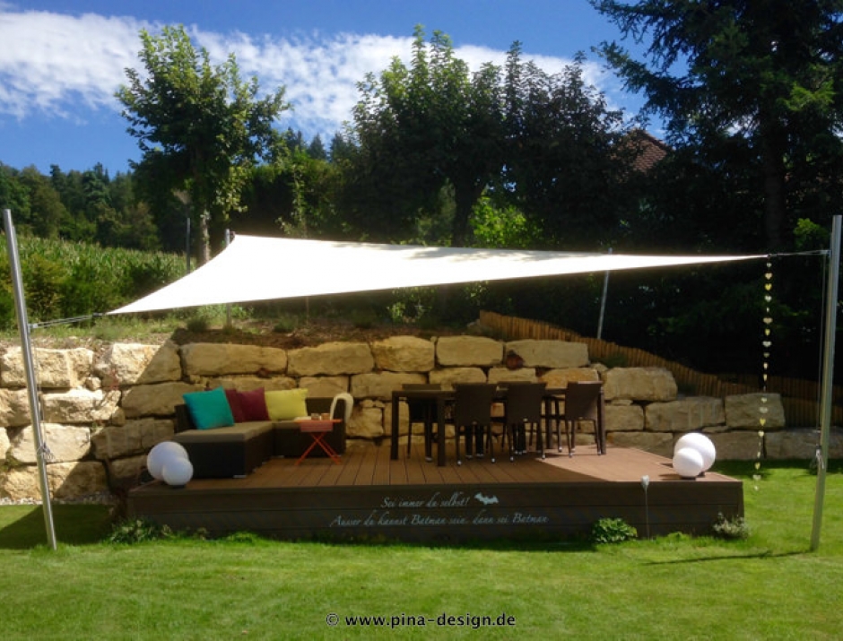 Sonnensegel feststehend Schweiz 4M Sonnensegel feststehend Schweiz 4M in elfenbein über einer Gartenterrasse