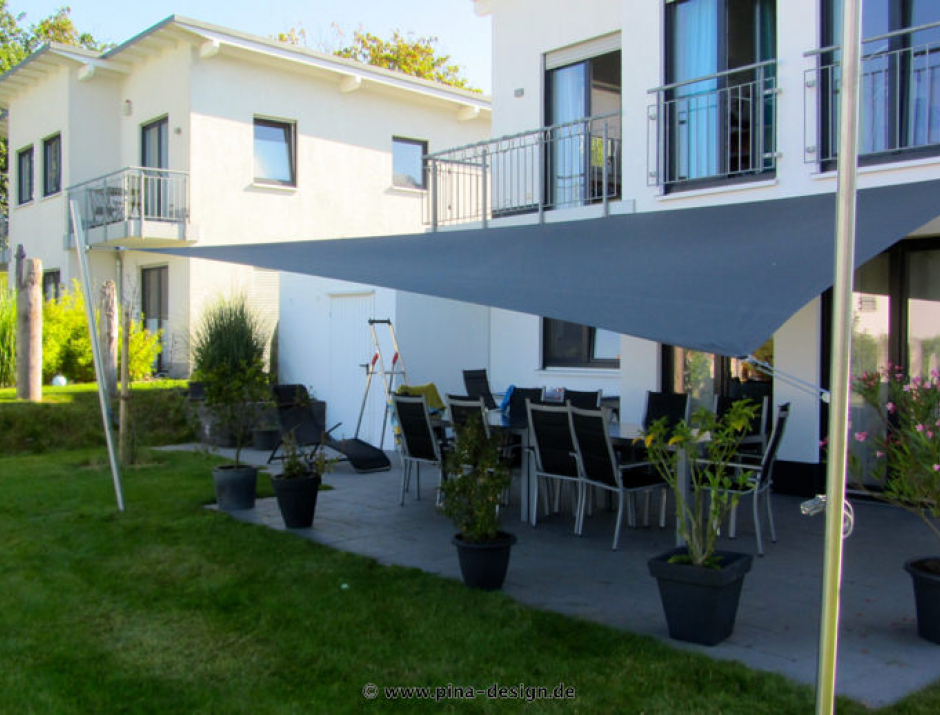 Sonnensegel feststehend Witten 2M / 2W anthrazites Segel vor einem weißen Haus