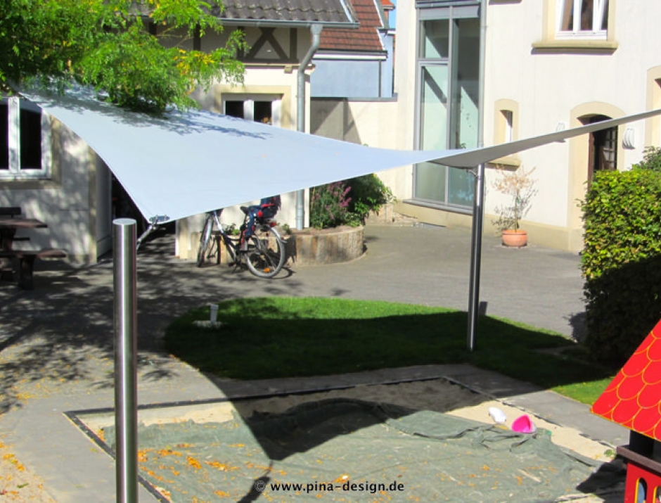 Sonnensegel Ganzjahres-Sonnensegel Ahlen 4M III. Sonnensegel Ganzjahres-Sonnensegel Ahlen M4 III. in champagner über einen Sandkasten