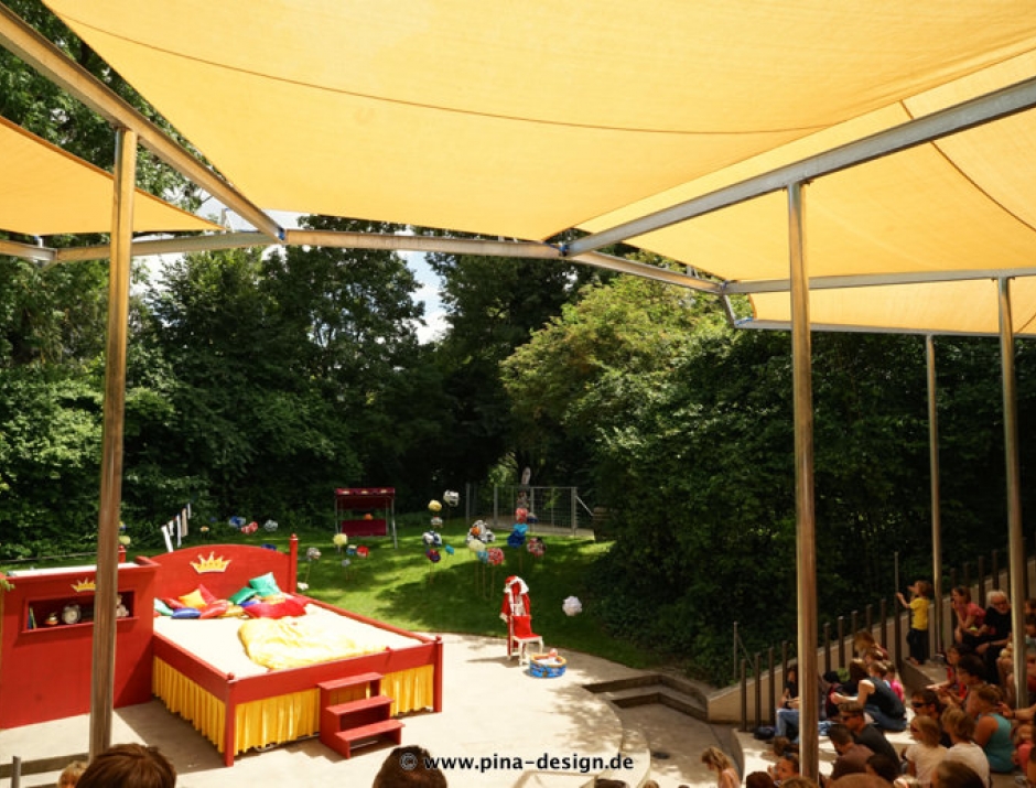 Sonnensegel feststehend Basel 4W I. Sonnensegel feststehend Basel 4M I. gelbe Segel über einer Tribüne