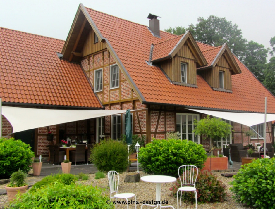 2 Sonnensegel feststehend Halle 1M / 3W & 2M / 2W 2 Sonnensegel feststehend Halle 1M / 3W & 2M / 2W in elfenbein vor einem Haus