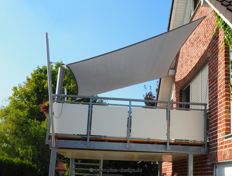 Sonnensegel feststehend Hamm-Uentrop 2M / 2W Sonnensegel feststehend Hamm-Uentrop 2M / 2W graues Segel über einen Balkon