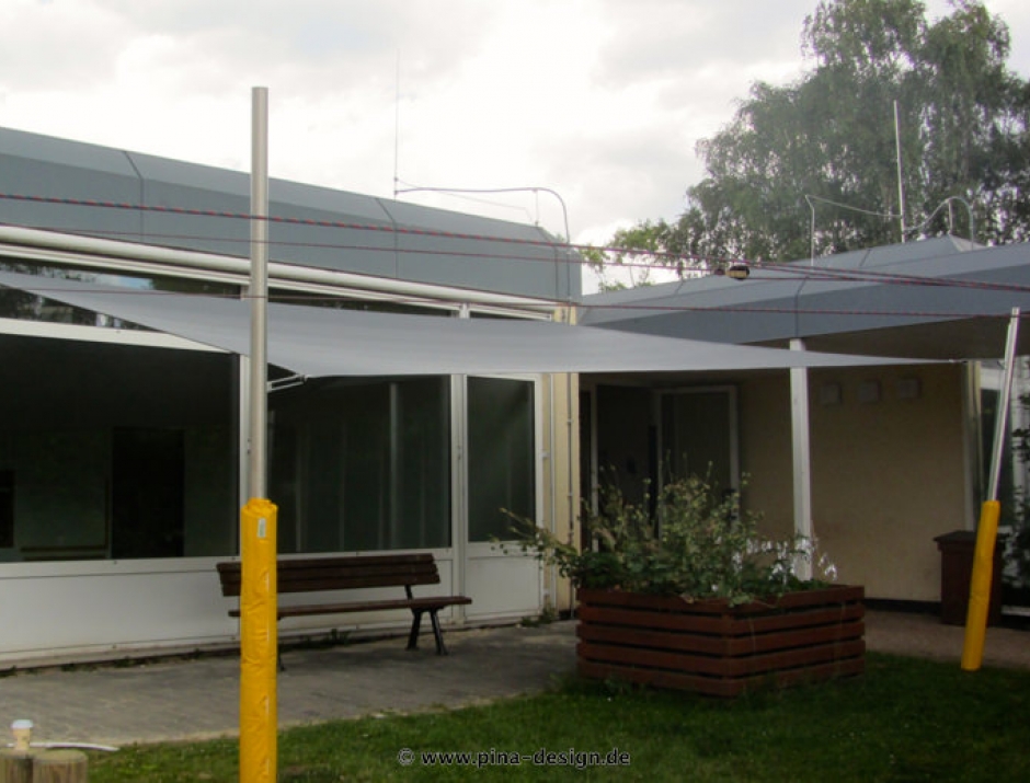 Sonnensegel feststehend Korbach 2M / 2W III. Sonnensegel feststehend Korbach 2M / 2W III. graues Sonnensegel vor einem Haus