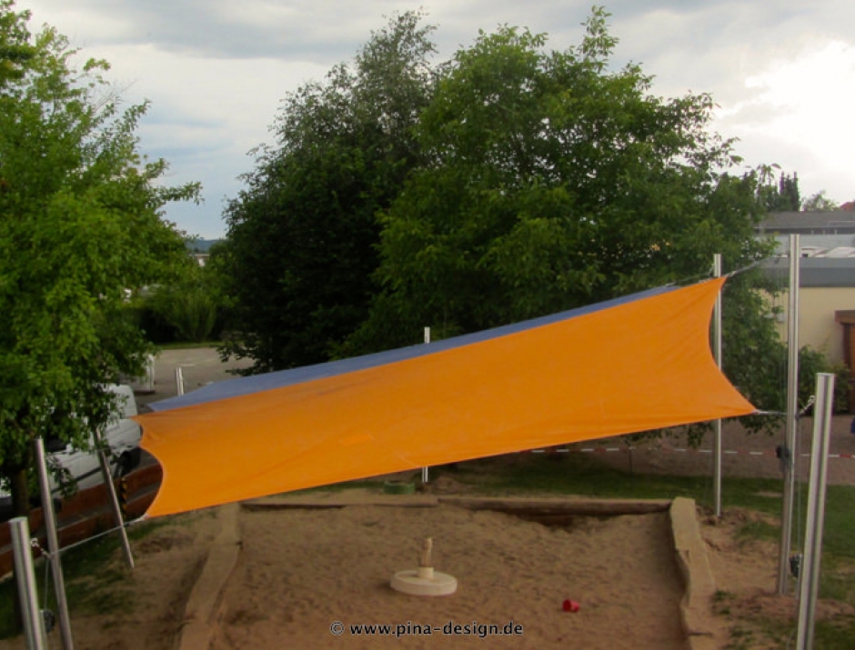 2 Sonnensegel feststehend Korbach 4M II. 2 Sonnensegel feststehend Korbach 4M II. oranges und blaues Segel über einen Sandkasten