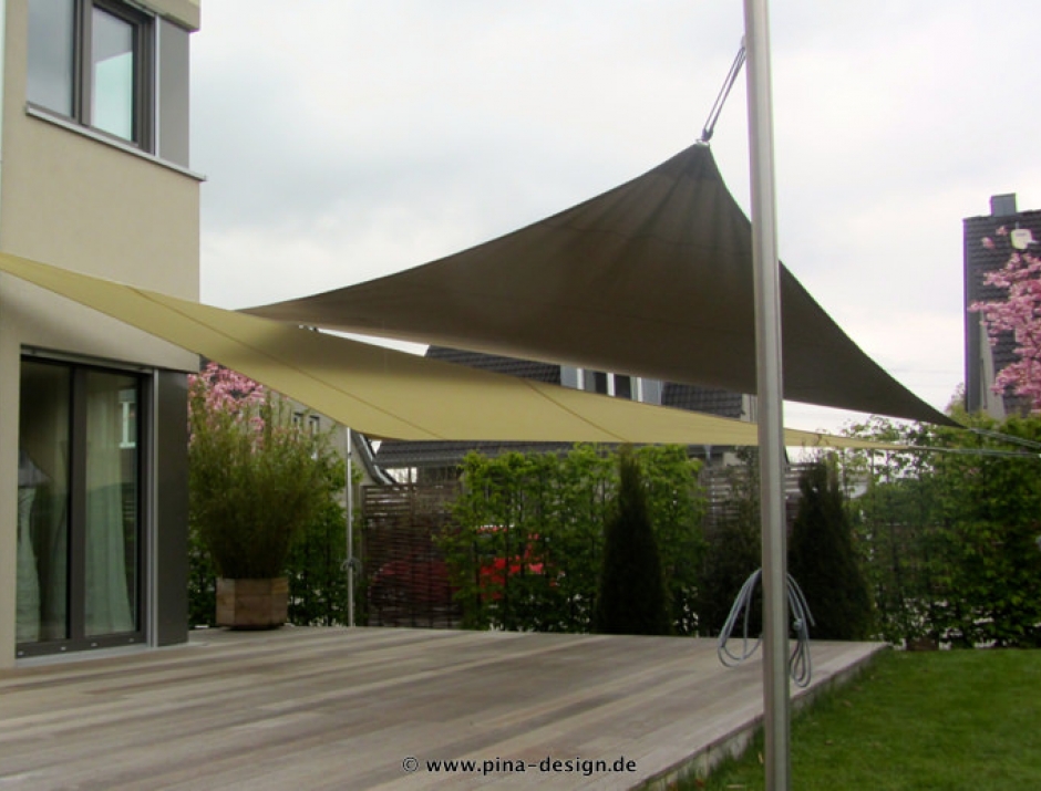 2 Sonnensegel feststehend Mühlheim an der Ruhr 2M / 1W 2 Sonnensegel feststehend Mühlheim an der Ruhr 2M / 1W gelbe Segel vor einem Haus