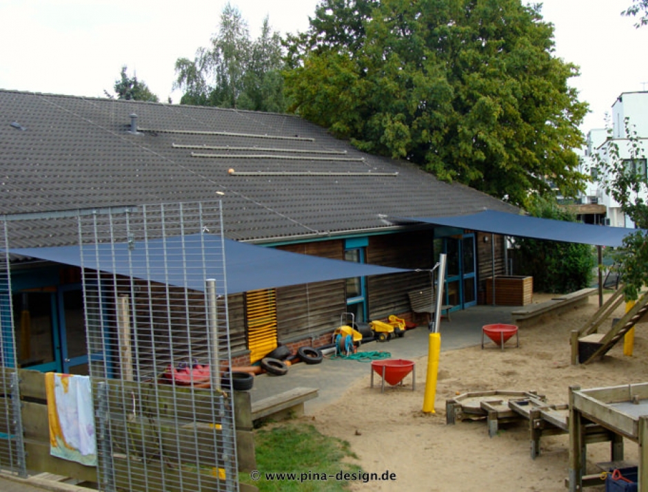 2 Sonnensegel feststehend Pulheim 2M / 2W II. 2 Sonnensegel feststehend Pulheim 2M / 2W II. blaue Segel vor einem Haus