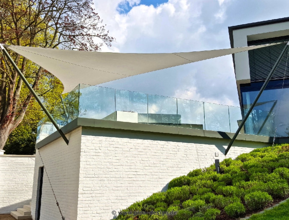 Münster Ganzjahressegel – Textile Sonnensegel Architektur Münster Ganzjahressegel – Textile Sonnensegel Architektur auf einer Terrasse
